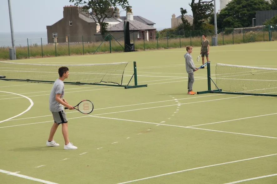 En las canchas de tenis